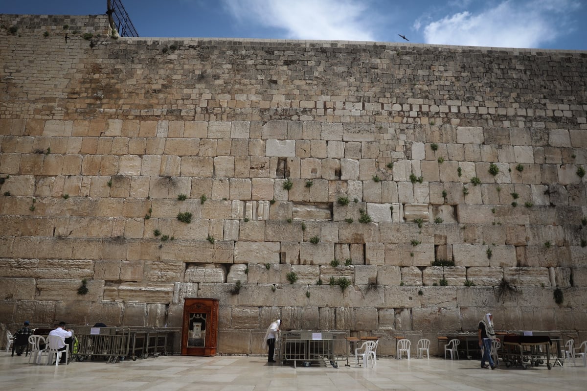 תיעוד מהכותל: מעט מתפללים, מרחוק • צפו