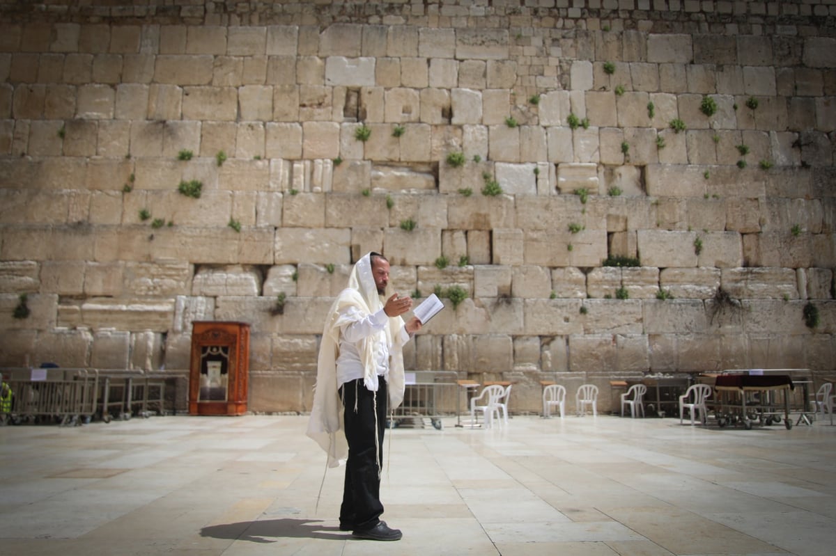 תיעוד מהכותל: מעט מתפללים, מרחוק • צפו