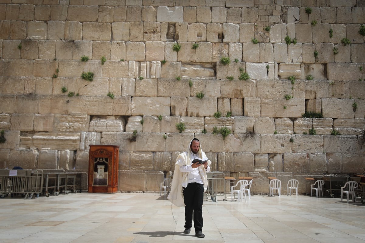 תיעוד מהכותל: מעט מתפללים, מרחוק • צפו