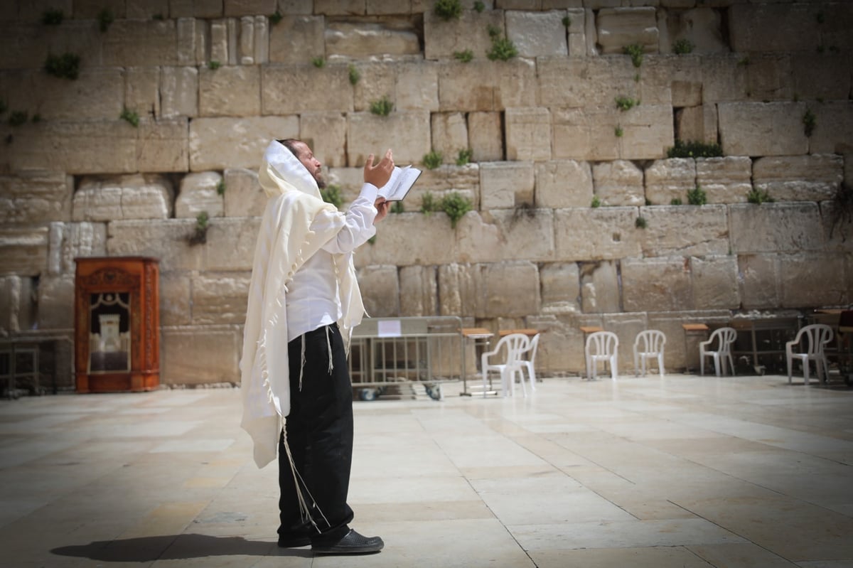 תיעוד מהכותל: מעט מתפללים, מרחוק • צפו