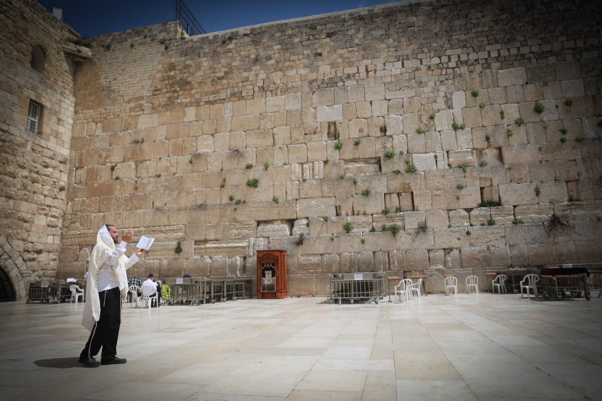 תיעוד מהכותל: מעט מתפללים, מרחוק • צפו