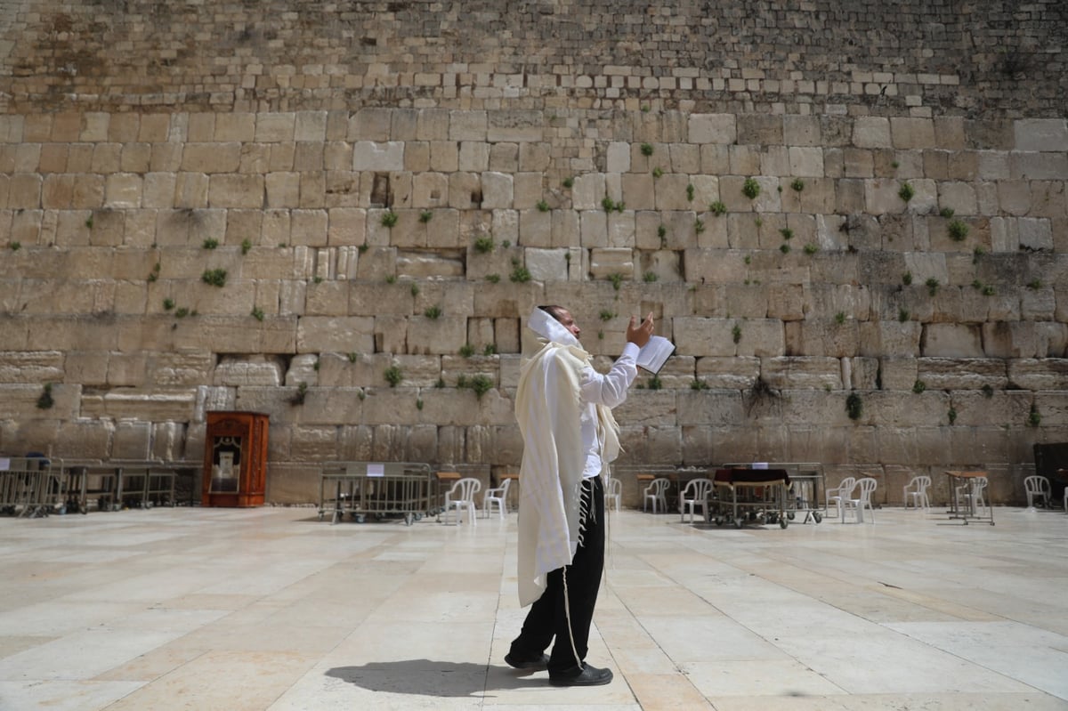 תיעוד מהכותל: מעט מתפללים, מרחוק • צפו