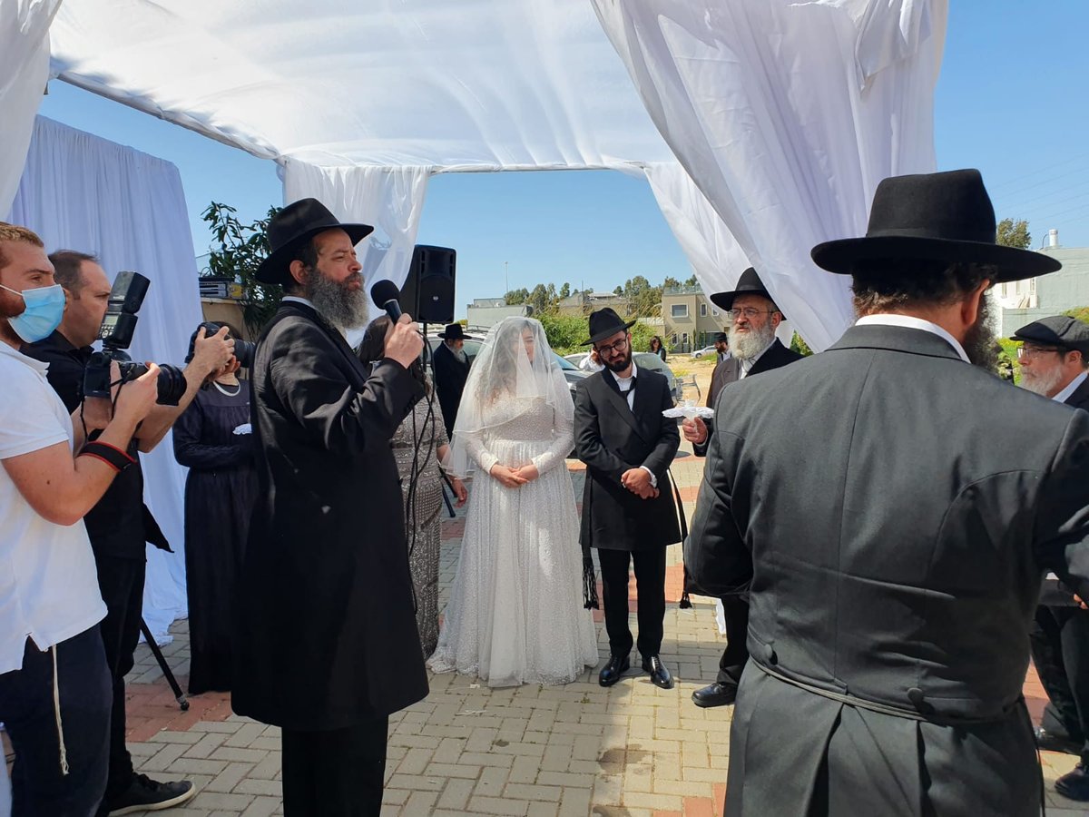 ברחוב צדדי בכפר: מנדי גרוזמן התחתן • צפו