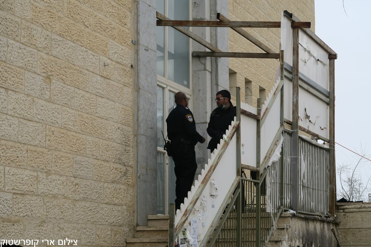 שוטרים פשטו על ה'שטיבלך' וקנסו מתפללים