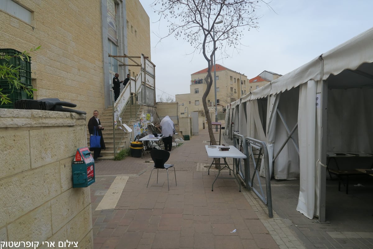 שוטרים פשטו על ה'שטיבלך' וקנסו מתפללים