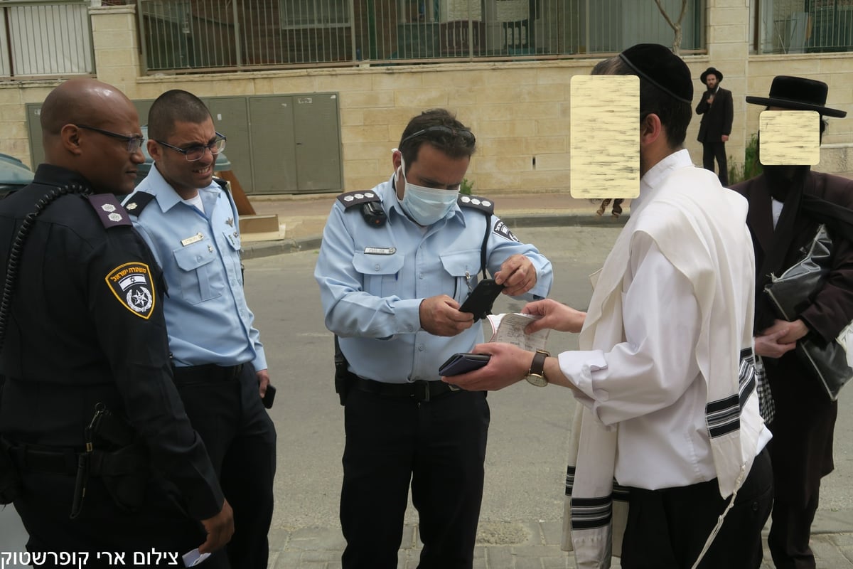 שוטרים פשטו על ה'שטיבלך' וקנסו מתפללים