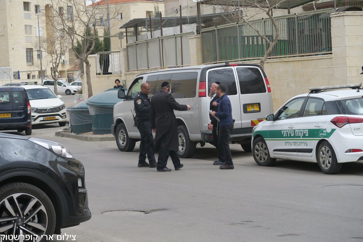 שוטרים פשטו על ה'שטיבלך' וקנסו מתפללים