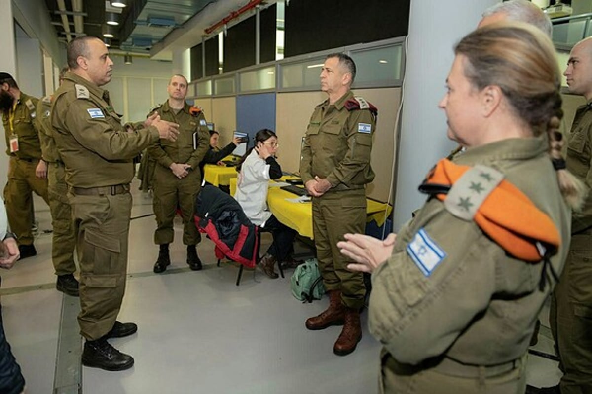 הרמטכ"ל בחדר הפיקוד של האוגדה