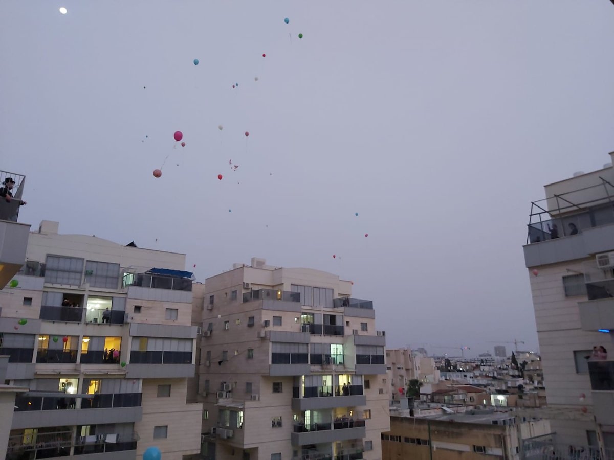 ילדי בני ברק חגגו יום הולדת מהמרפסת • תיעוד