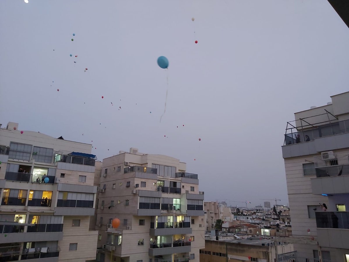 ילדי בני ברק חגגו יום הולדת מהמרפסת • תיעוד