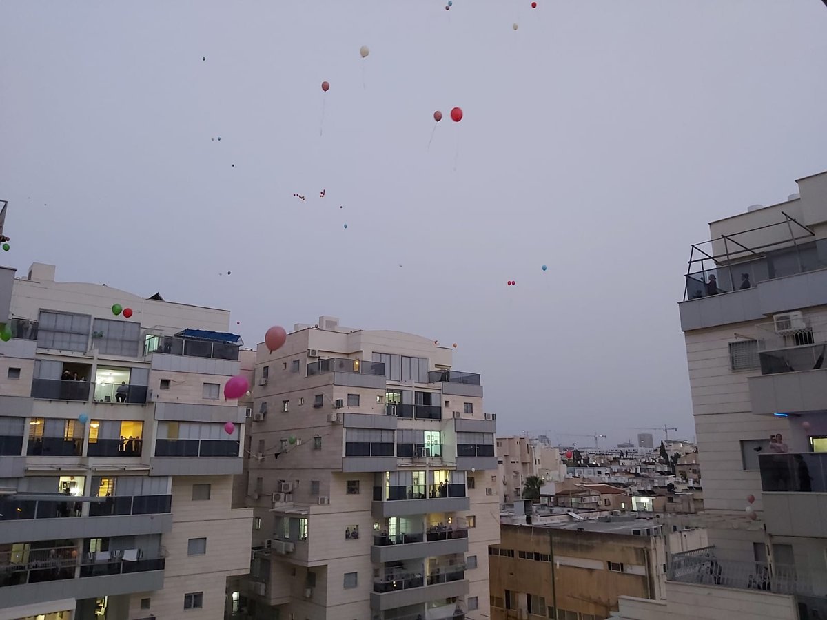 ילדי בני ברק חגגו יום הולדת מהמרפסת • תיעוד