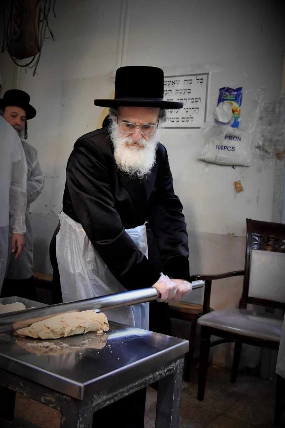 בלי החסידים: האדמו"ר מויז'ניץ באפיית מצות