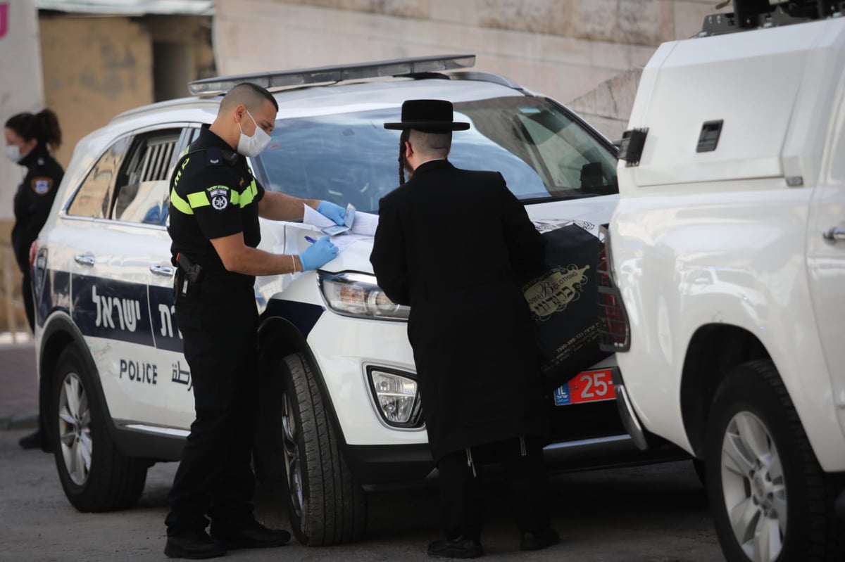 המתפללים מפרי החוק הסתתרו, אך כובעיהם חשפו אותם