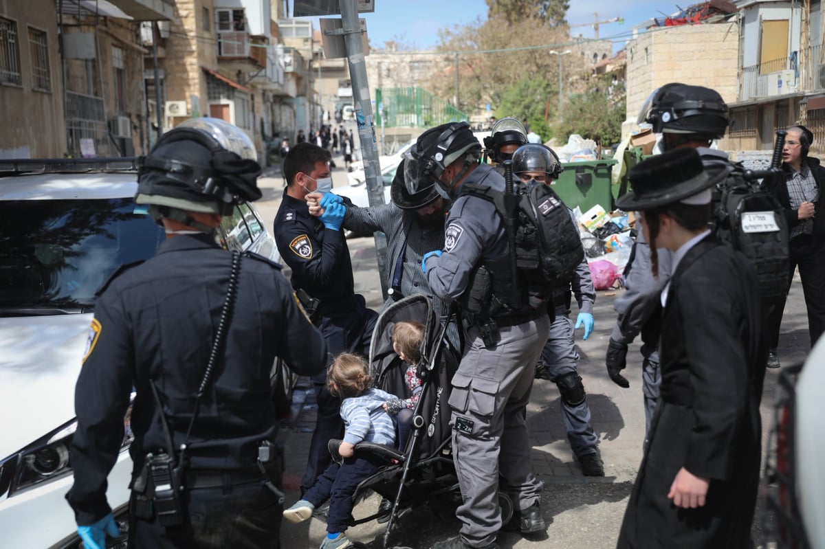 המתפללים מפרי החוק הסתתרו, אך כובעיהם חשפו אותם