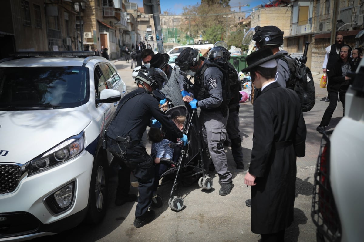 המתפללים מפרי החוק הסתתרו, אך כובעיהם חשפו אותם