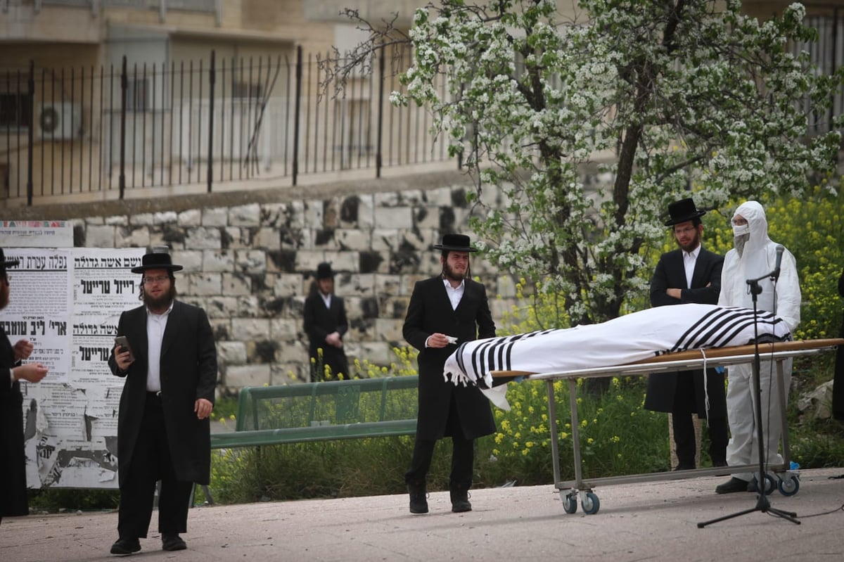 בצל ה'קורונה': כך "אבא של מירון" הובא למנוחות • גלריה