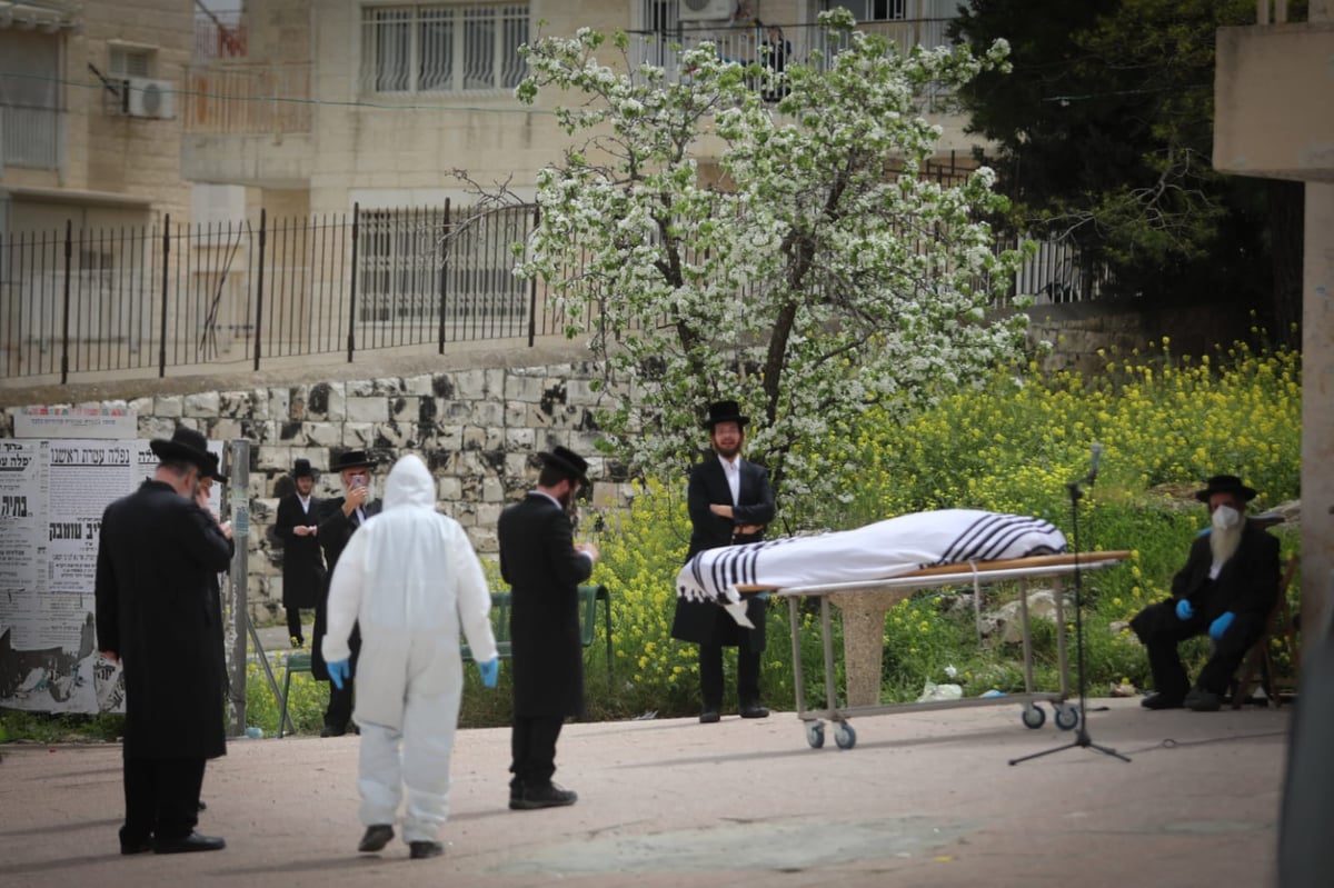 בצל ה'קורונה': כך "אבא של מירון" הובא למנוחות • גלריה