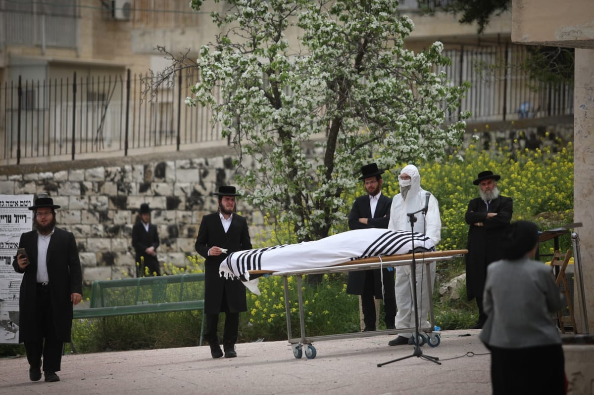 בצל ה'קורונה': כך "אבא של מירון" הובא למנוחות • גלריה