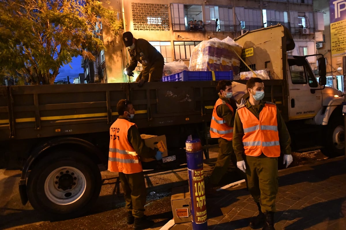 חיילי צה"ל בחלוקת מזון לתושבי בני ברק • צפו