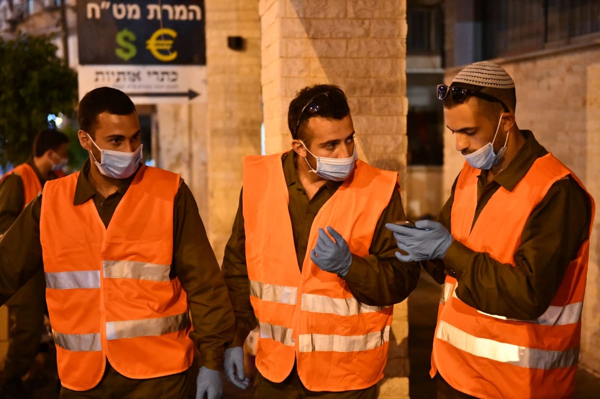 חיילי צה"ל בחלוקת מזון לתושבי בני ברק • צפו