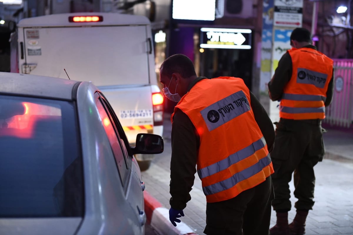 חיילי צה"ל בחלוקת מזון לתושבי בני ברק • צפו