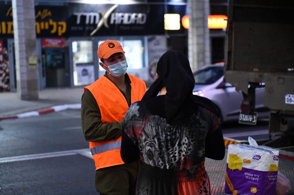 חיילי צה"ל בחלוקת מזון לתושבי בני ברק • צפו