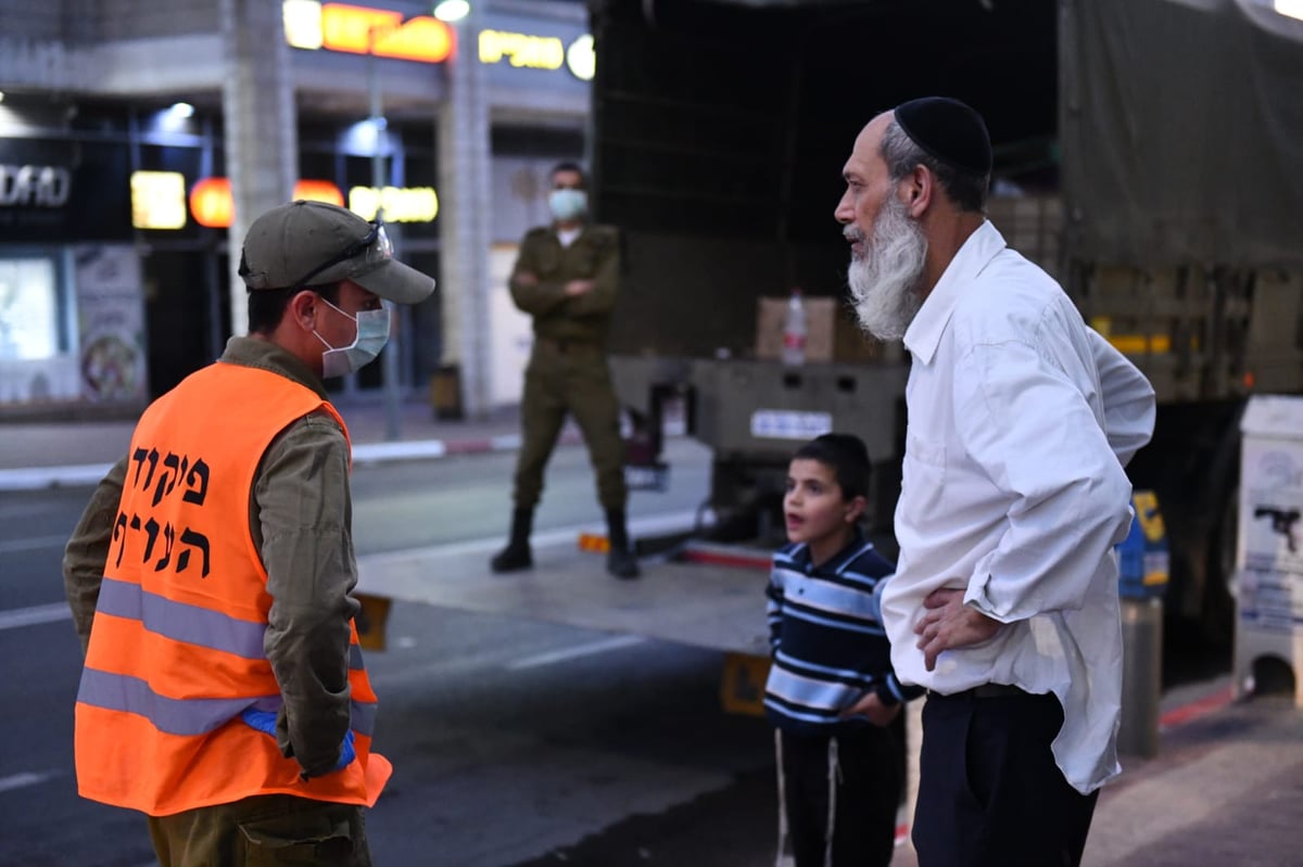 חיילי צה"ל בחלוקת מזון לתושבי בני ברק • צפו