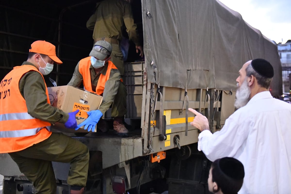 חיילי צה"ל בחלוקת מזון לתושבי בני ברק • צפו