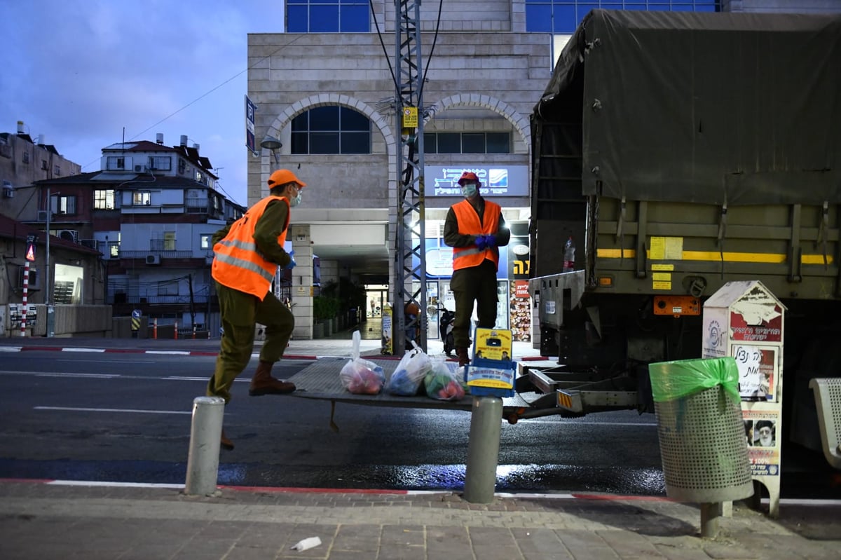 חיילי צה"ל בחלוקת מזון לתושבי בני ברק • צפו