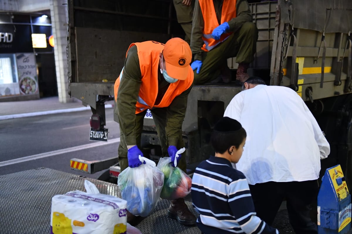 חיילי צה"ל בחלוקת מזון לתושבי בני ברק • צפו