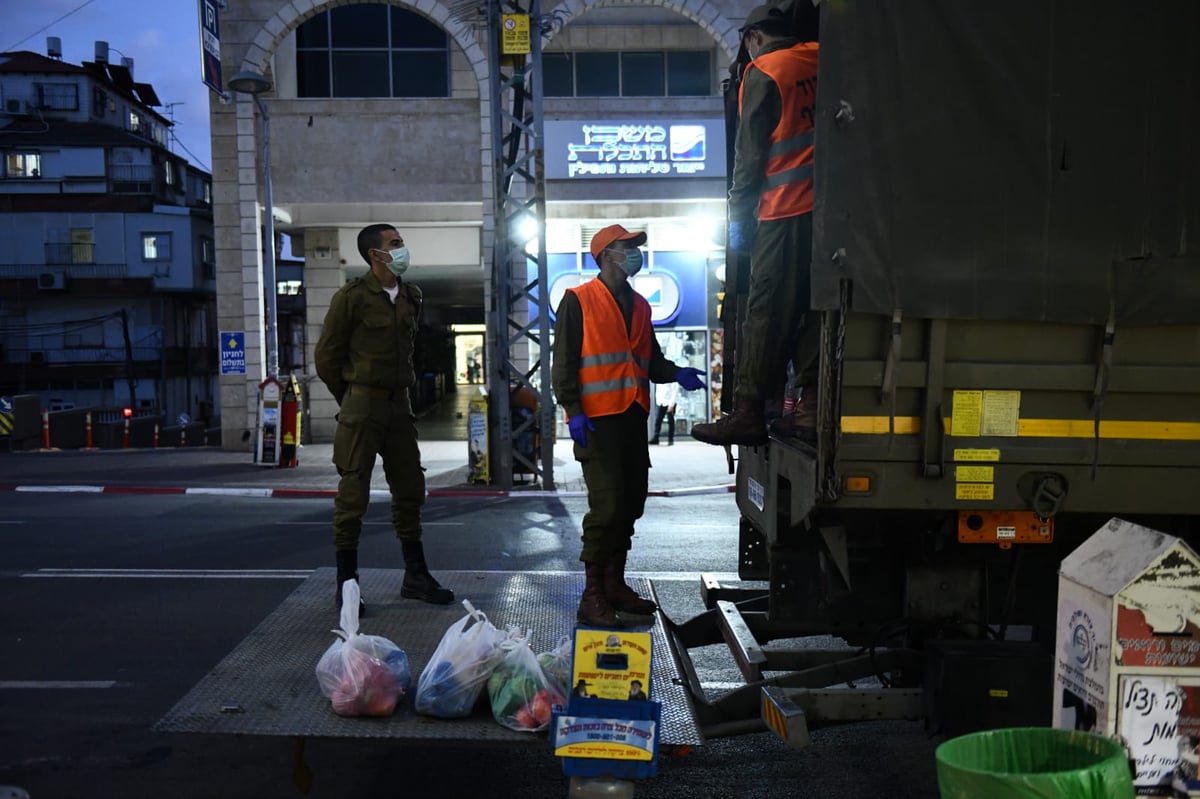 חיילי צה"ל בחלוקת מזון לתושבי בני ברק • צפו