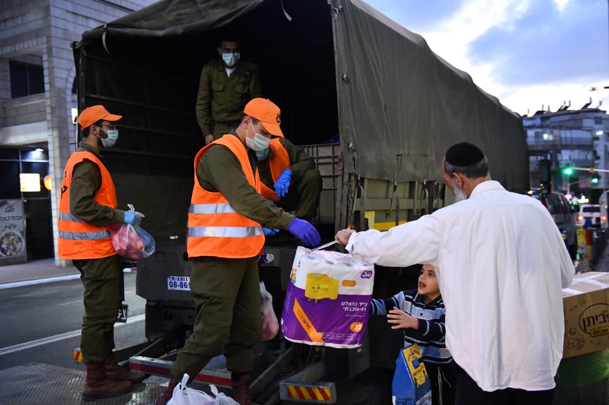 חיילי צה"ל בחלוקת מזון לתושבי בני ברק • צפו