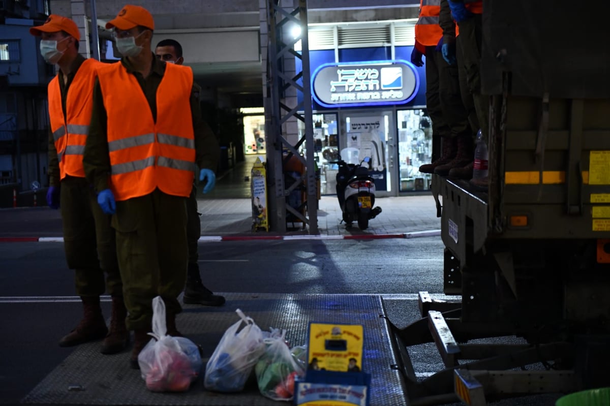 חיילי צה"ל בחלוקת מזון לתושבי בני ברק • צפו