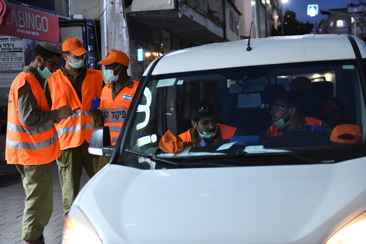 חיילי צה"ל בחלוקת מזון לתושבי בני ברק • צפו