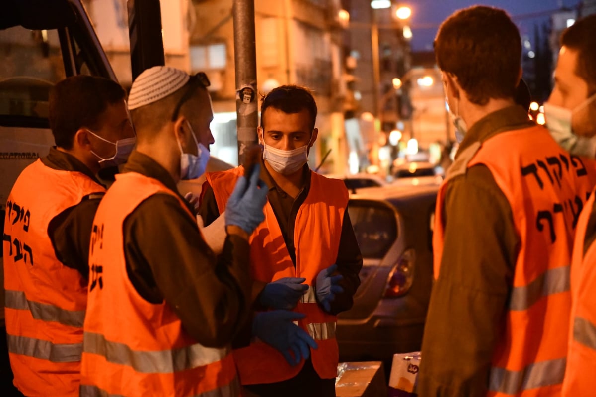 חיילי צה"ל בחלוקת מזון לתושבי בני ברק • צפו