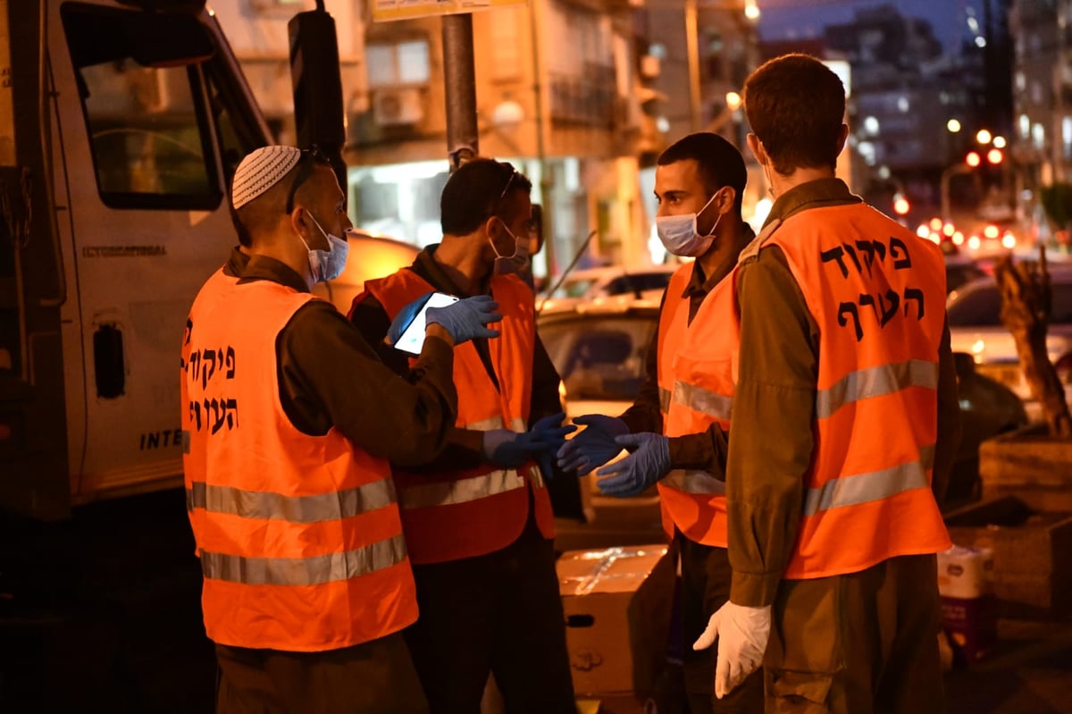 חיילי צה"ל בחלוקת מזון לתושבי בני ברק • צפו