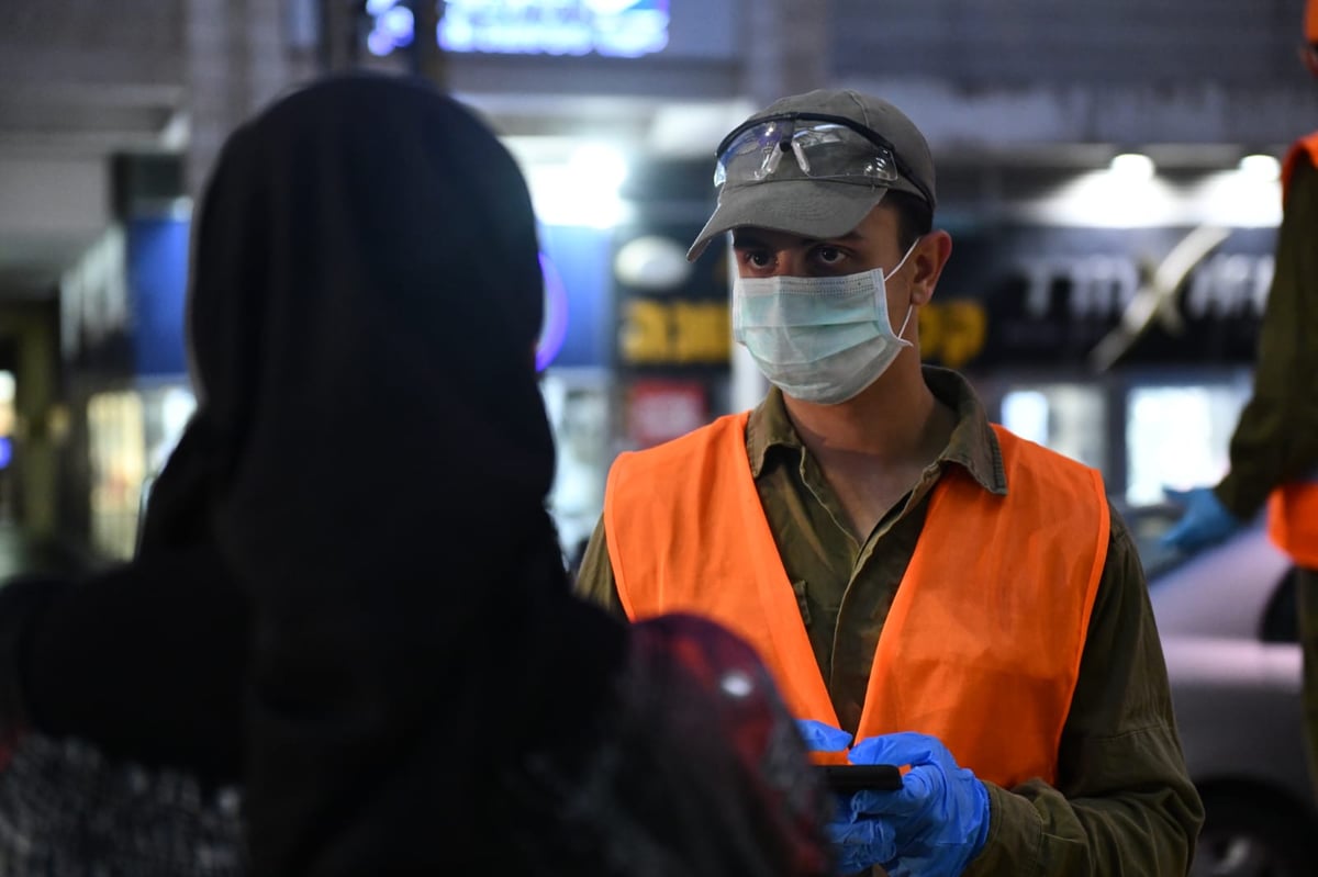 חיילי צה"ל בחלוקת מזון לתושבי בני ברק • צפו