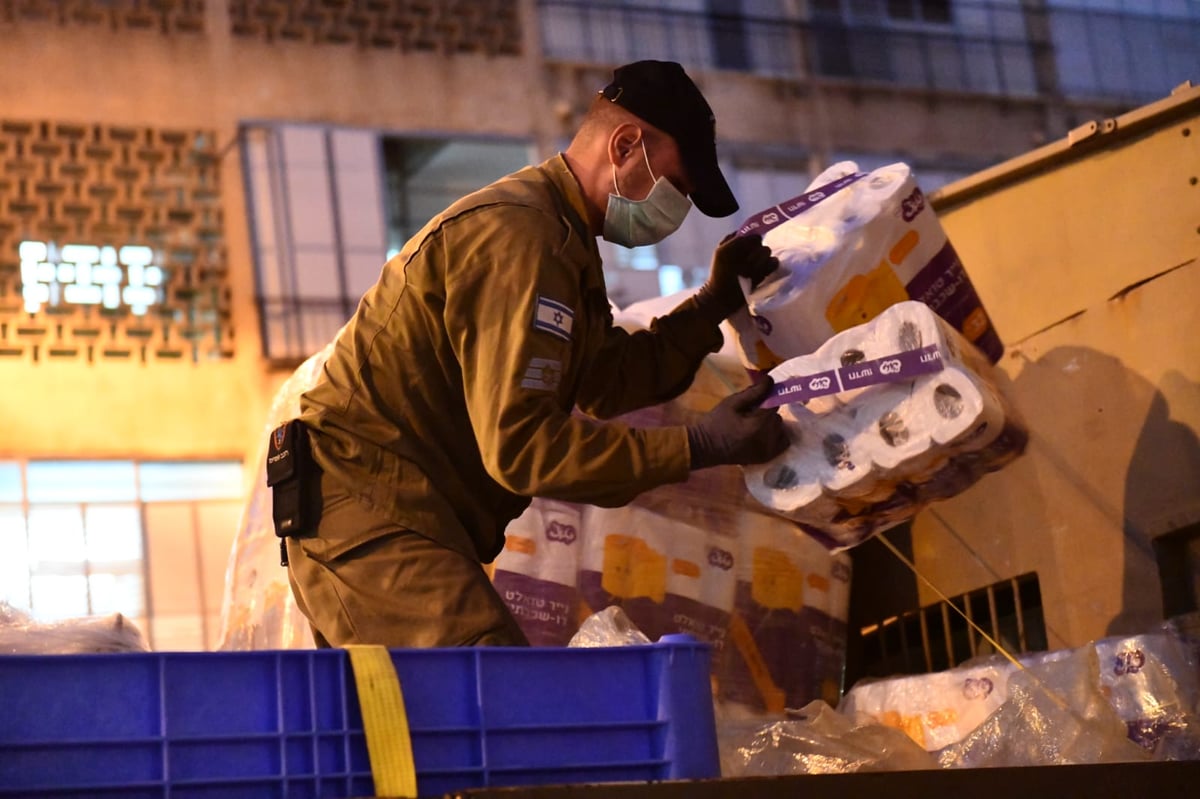 חיילי צה"ל בחלוקת מזון לתושבי בני ברק • צפו