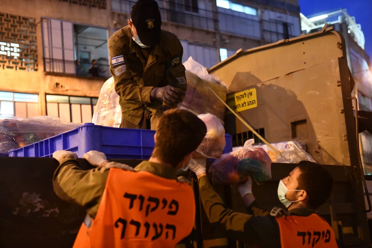 חיילי צה"ל בחלוקת מזון לתושבי בני ברק • צפו