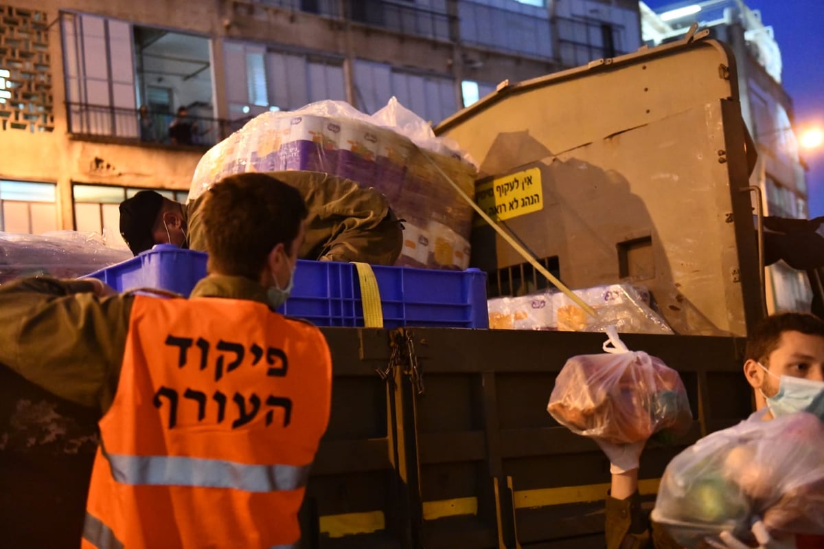 חיילי צה"ל בחלוקת מזון לתושבי בני ברק • צפו