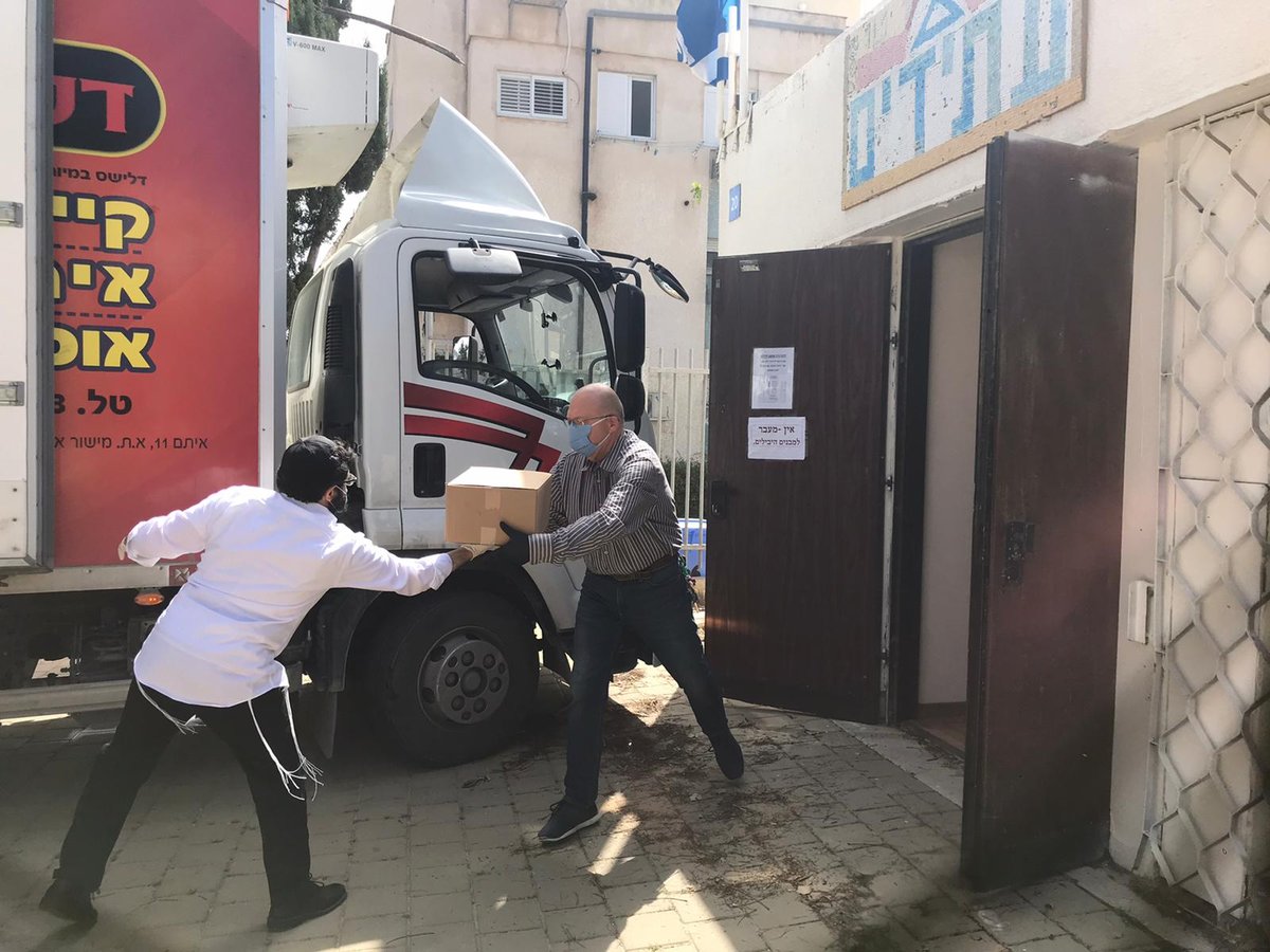 כך הכינה חב"ד רבבות ערכות סדר אישיות