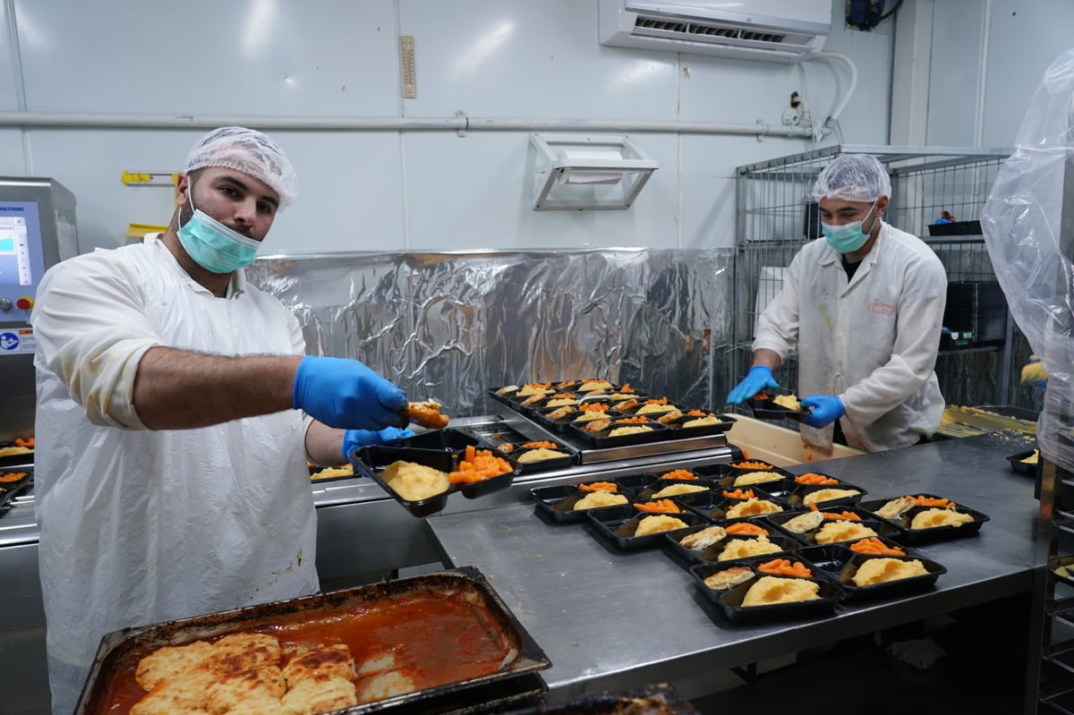 כך הכינה חב"ד רבבות ערכות סדר אישיות