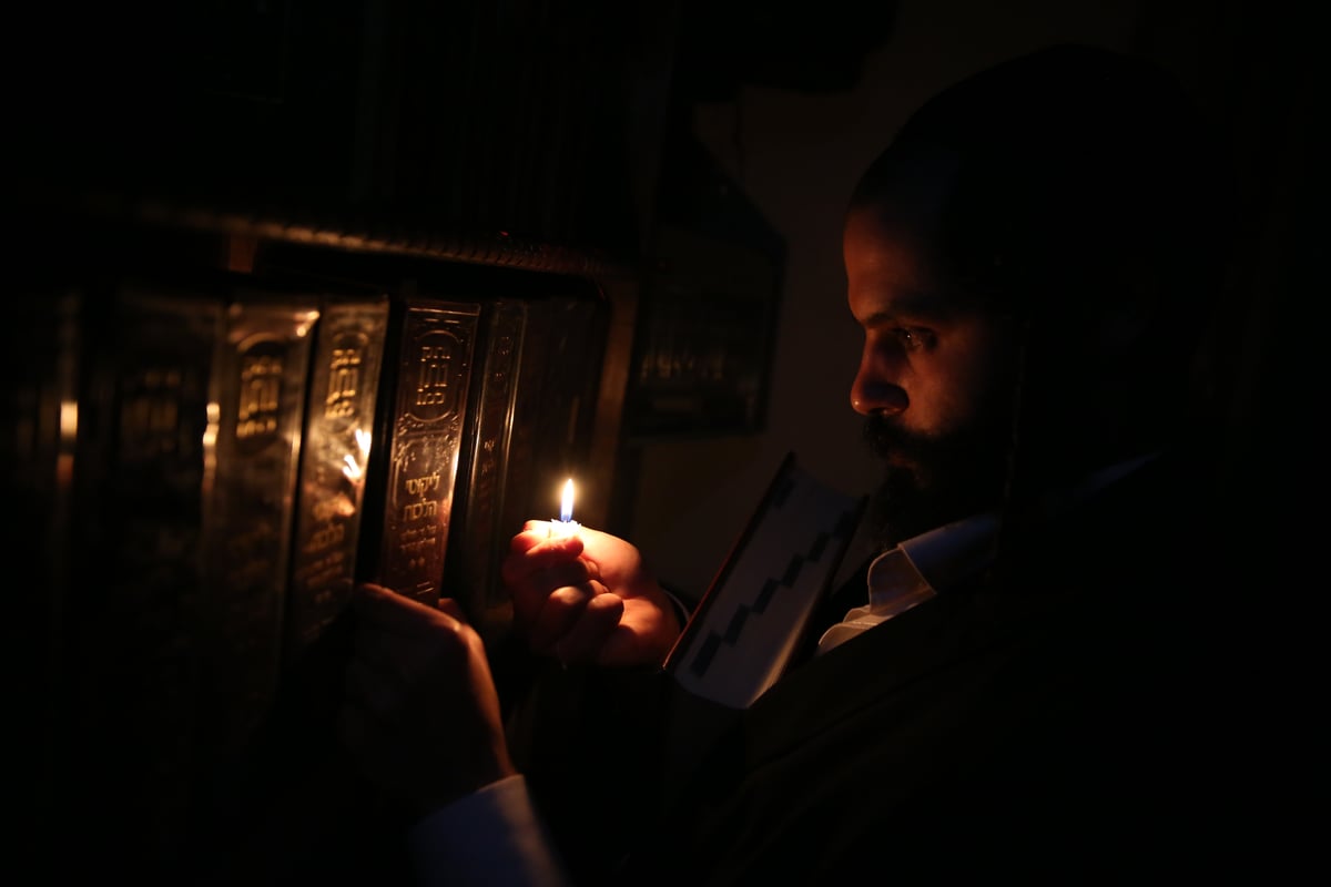 בחורים ובסדקים: בדיקת חמץ בצפת • צפו