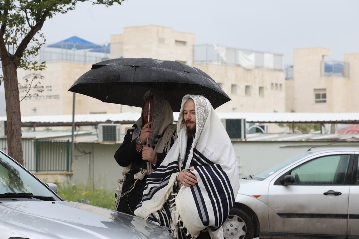 בגשם וברוחות: כך התפללו הבוקר התושבים החרדים בבית שמש