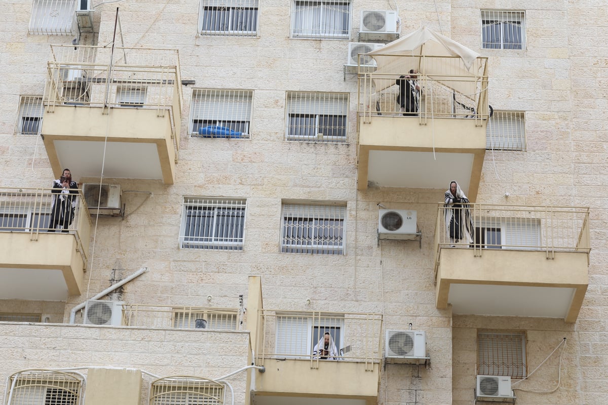 בגשם וברוחות: כך התפללו הבוקר התושבים החרדים בבית שמש