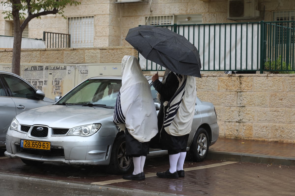 בגשם וברוחות: כך התפללו הבוקר התושבים החרדים בבית שמש