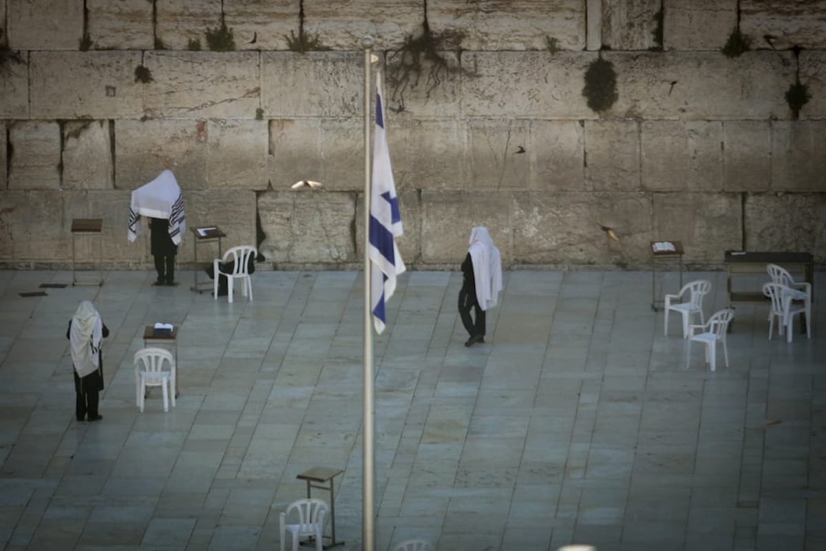 במקום מאה אלף איש, מניין! הכותל, הבוקר