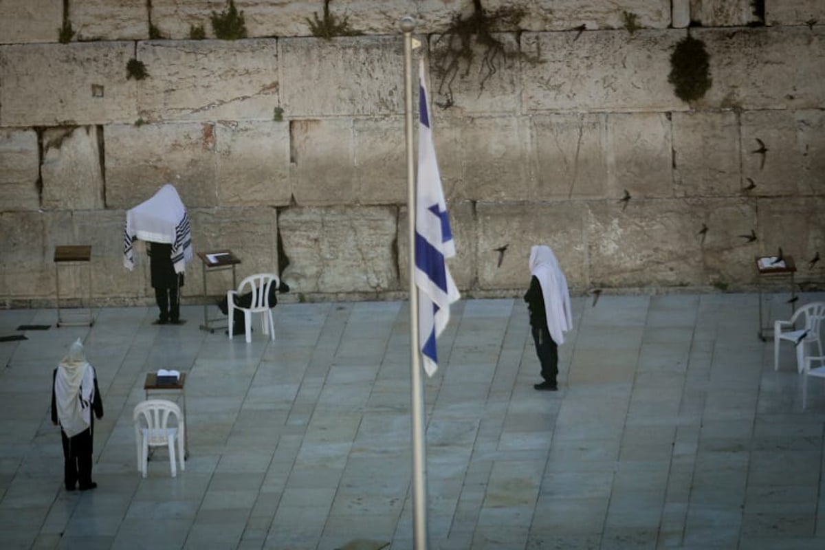 במקום מאה אלף איש, מניין! הכותל, הבוקר