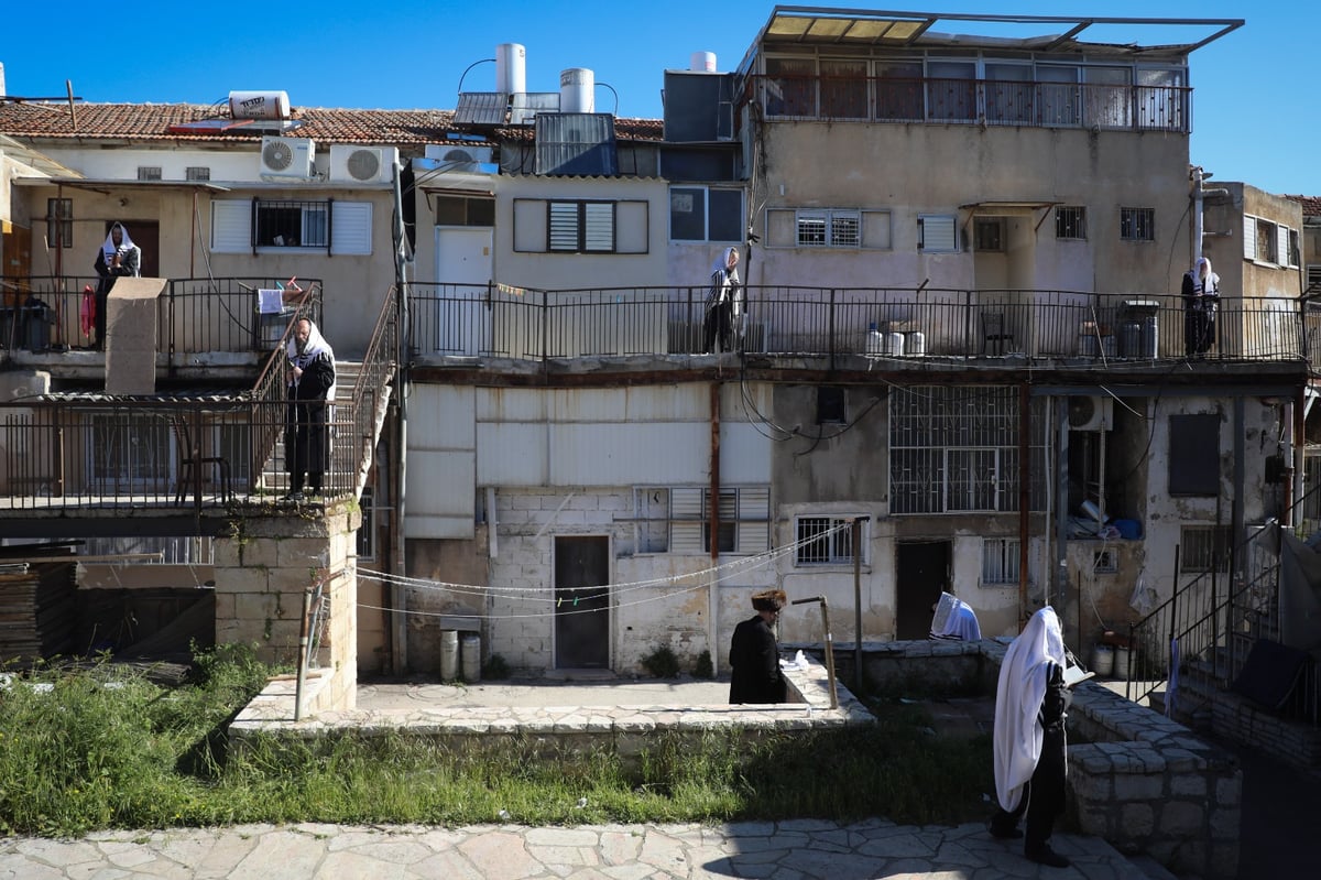 צפו: תפילת המרפסות בשכונה הירושלמית