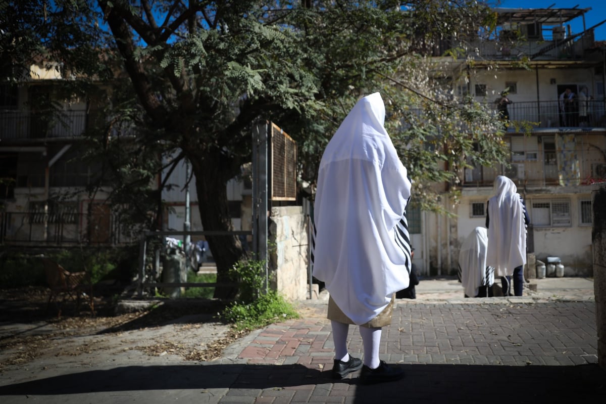 צפו: תפילת המרפסות בשכונה הירושלמית